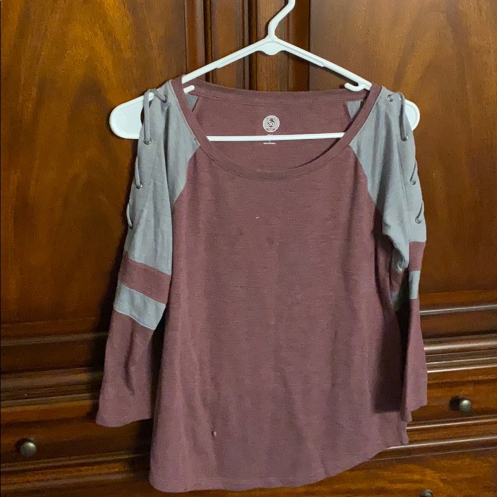 Cross design on shoulders 3/4 sleeve